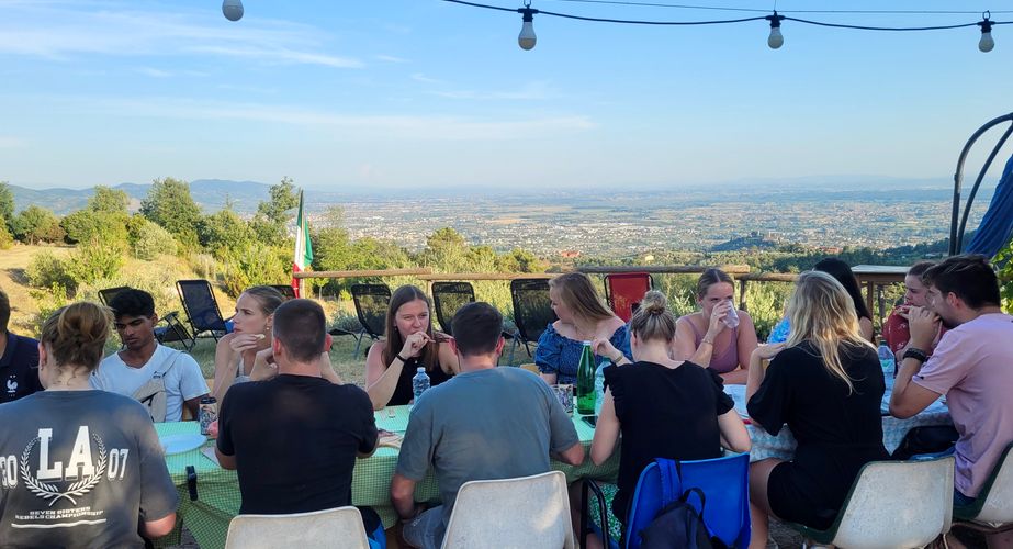 Eigen gemaakte pizza eten